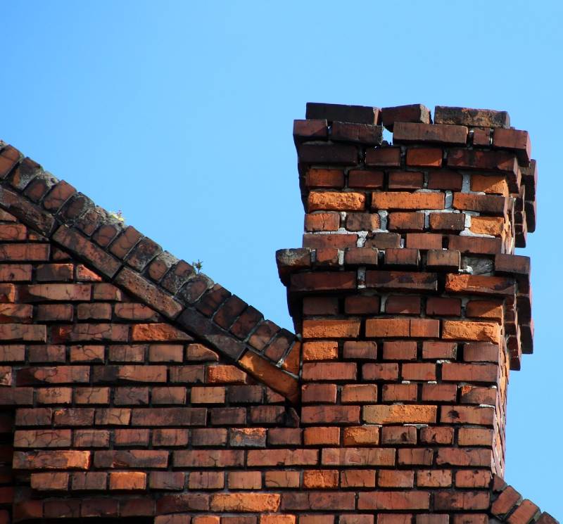 Signs Your Lincoln Home Needs a Chimney Inspection Damaged chimney on an Lincoln home showing cracks and missing mortar
